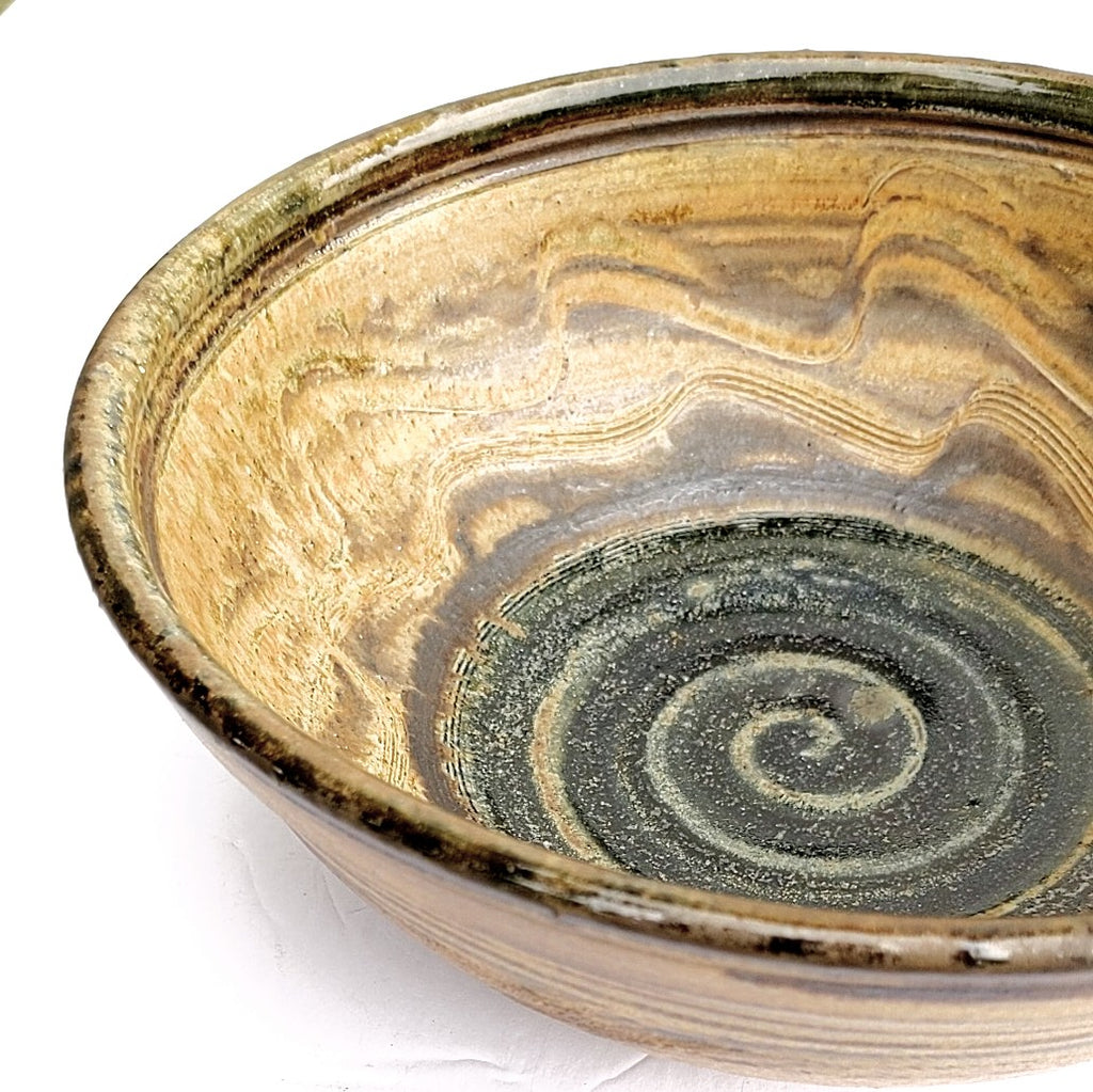 Handcrafted bowl by Canadian potter Wayne Cardinalli, detail