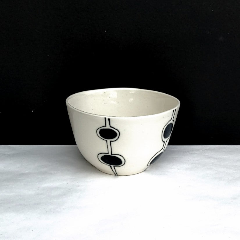 Modern Design pottery serving bowl by Juliet Promnitz